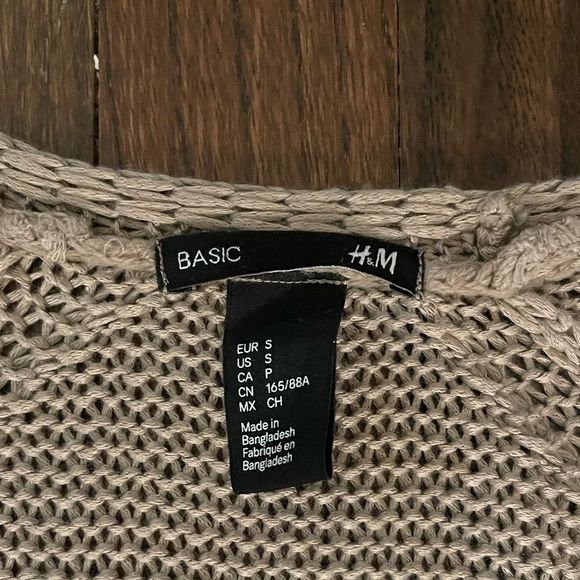 🌷H&M V-Neck Sweater - Picture 2 of 2